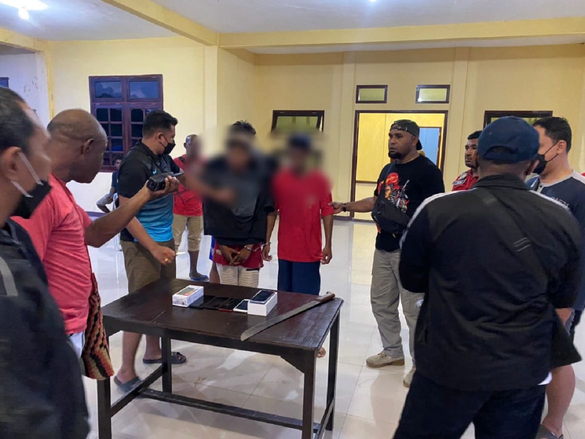 Dua Perampok HP di Counter, Diringkus – Papuanesia.id Dua Perampok HP di Counter, Diringkus - Cepos Online