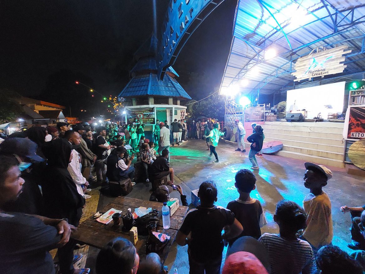 Gelar Konser Seniman, KAM Sorong Bantu Korban Banjir  - Cepos Online