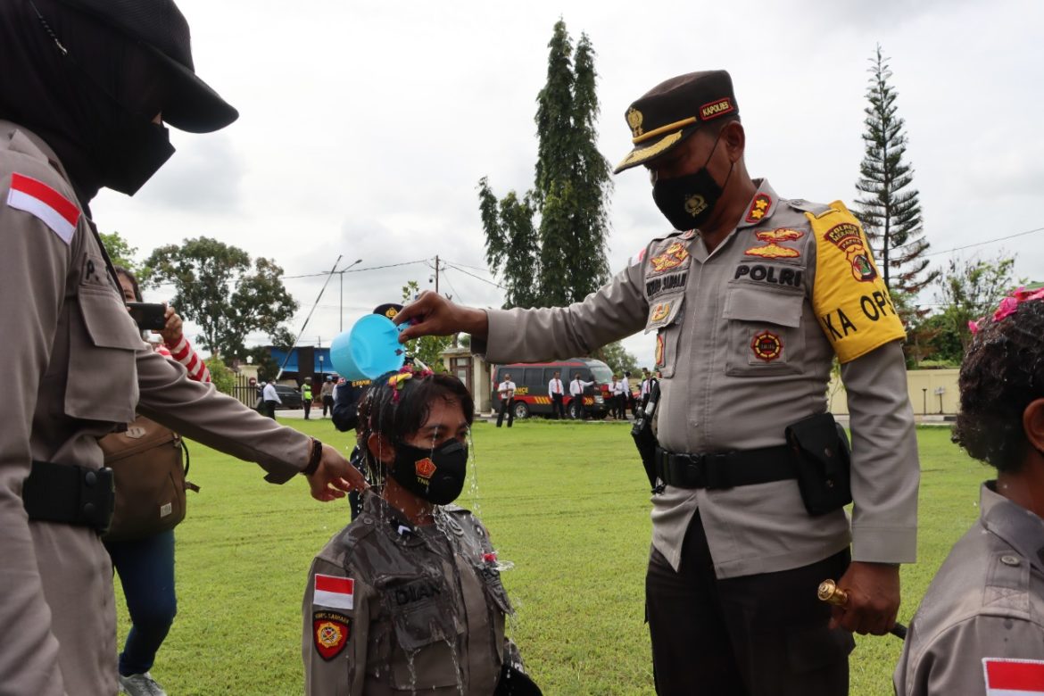 Gelar Tradisi Penerimaan, 46 Bintara Noken Mandi Kembang – Papuanesia.id Gelar Tradisi Penerimaan, 46 Bintara Noken Mandi Kembang - Cepos Online