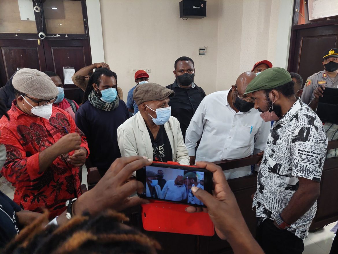 Victor Yeimo Tolak Dakwaan JPU – Papuanesia.id Victor Yeimo Tolak Dakwaan JPU - Cepos Online