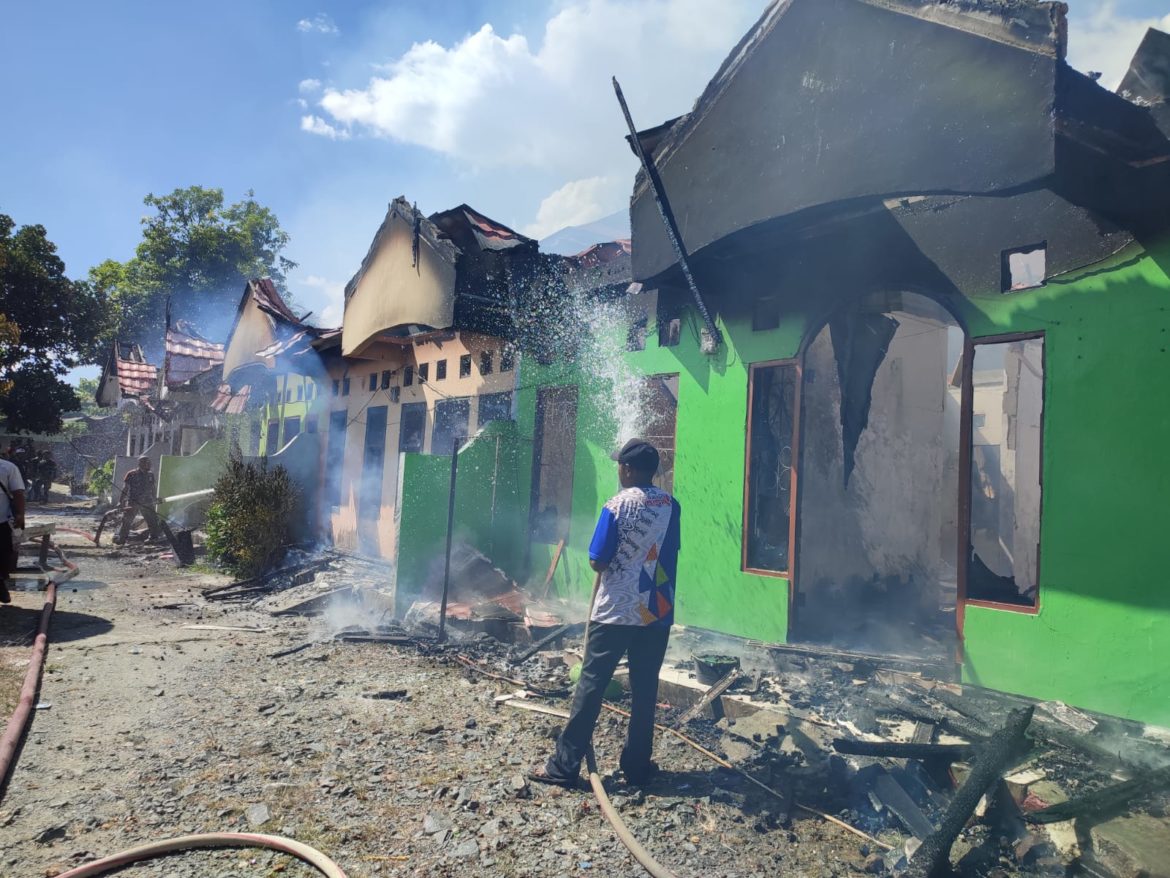 Lima Petak Rumah Kontrakan Hangus Terbakar – Papuanesia.id Lima Petak Rumah Kontrakan Hangus Terbakar - Cepos Online