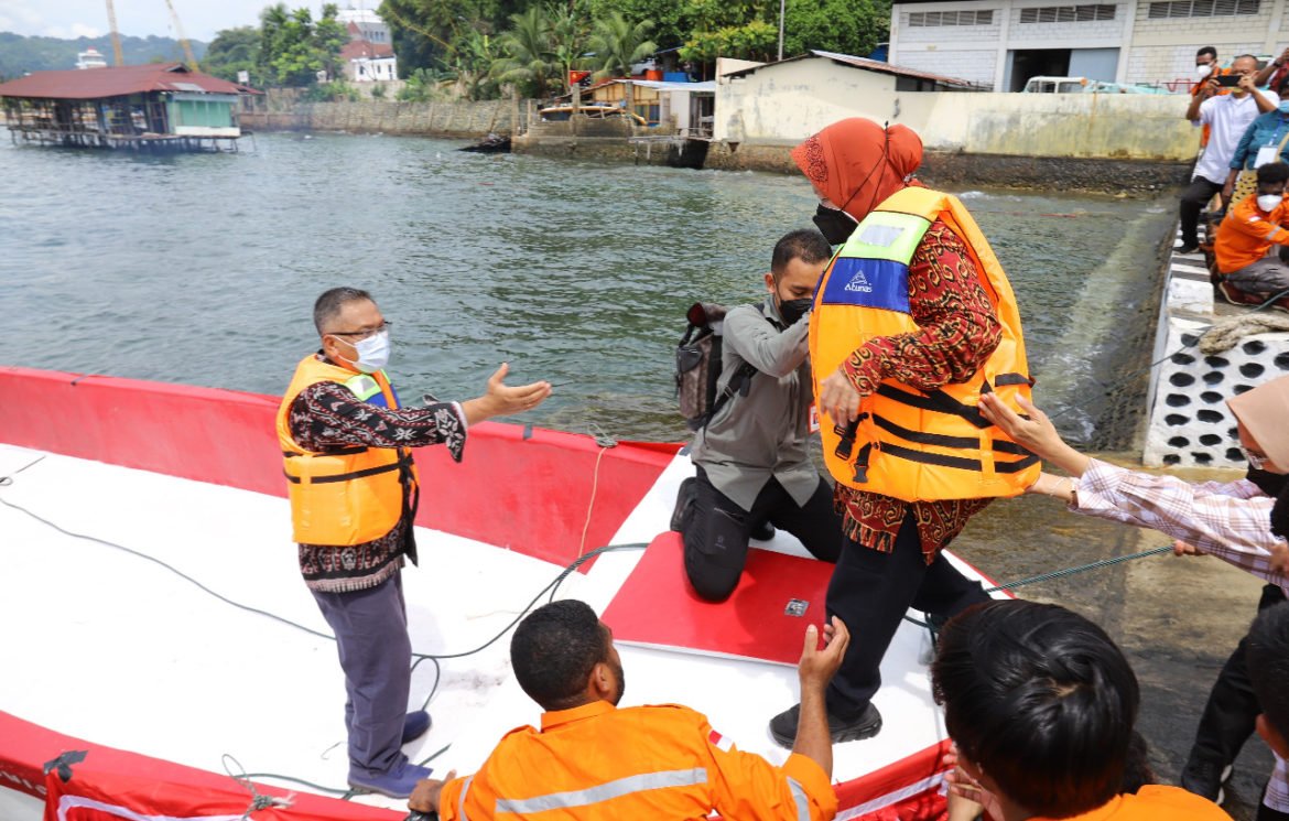 Menteri Risma Bikin Panik, Dibilang Ombak Tapi Nekat Naik Speed Menteri Risma Bikin Panik, Dibilang Ombak Tapi Nekat Naik Speed Boat - Cepos Online