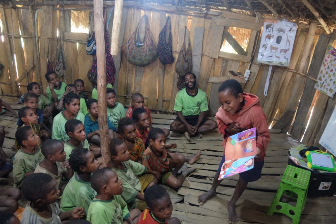 Mudahkan Komunikasi, Putri dan Suami Belajar Bahasa Mek – Papuanesia.id Mudahkan Komunikasi, Putri dan Suami Belajar Bahasa Mek - Cepos Online