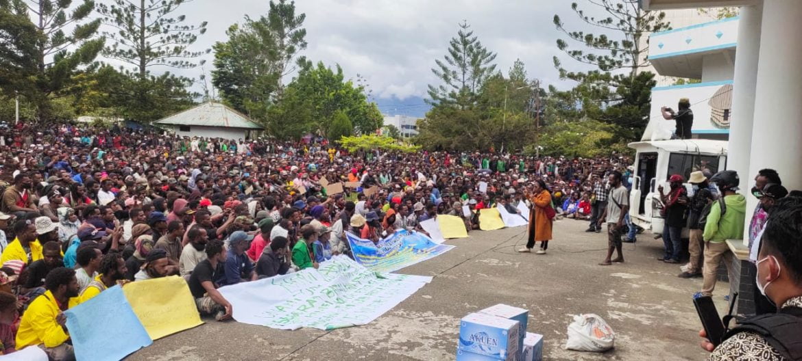 Ribuan Warga Lapago Turun ke Jalan - Cepos Online