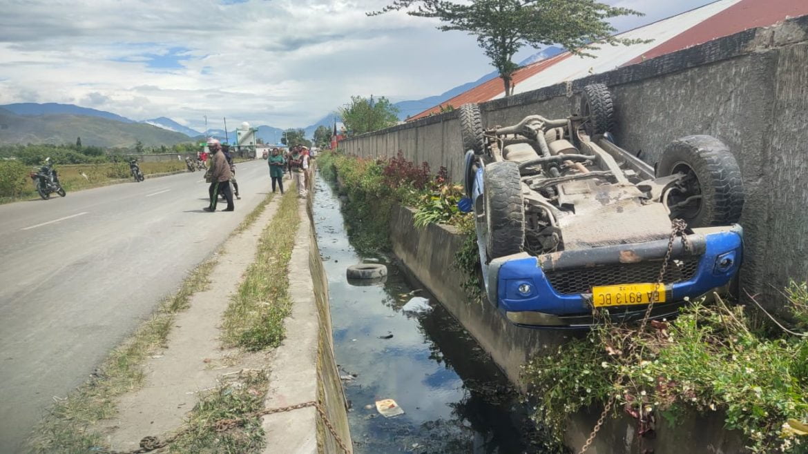 Salah Injak Rem, Mobil Strada Terbalik – Papuanesia.id Salah Injak Rem, Mobil Strada Terbalik - Cepos Online