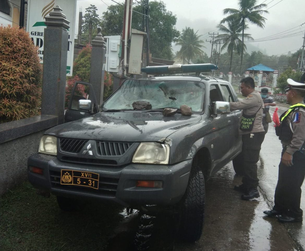Satu Anggota Polisi Terluka Nyaris Diamuk Massa – Papuanesia.id Satu Anggota Polisi Terluka Nyaris Diamuk Massa - Cepos Online