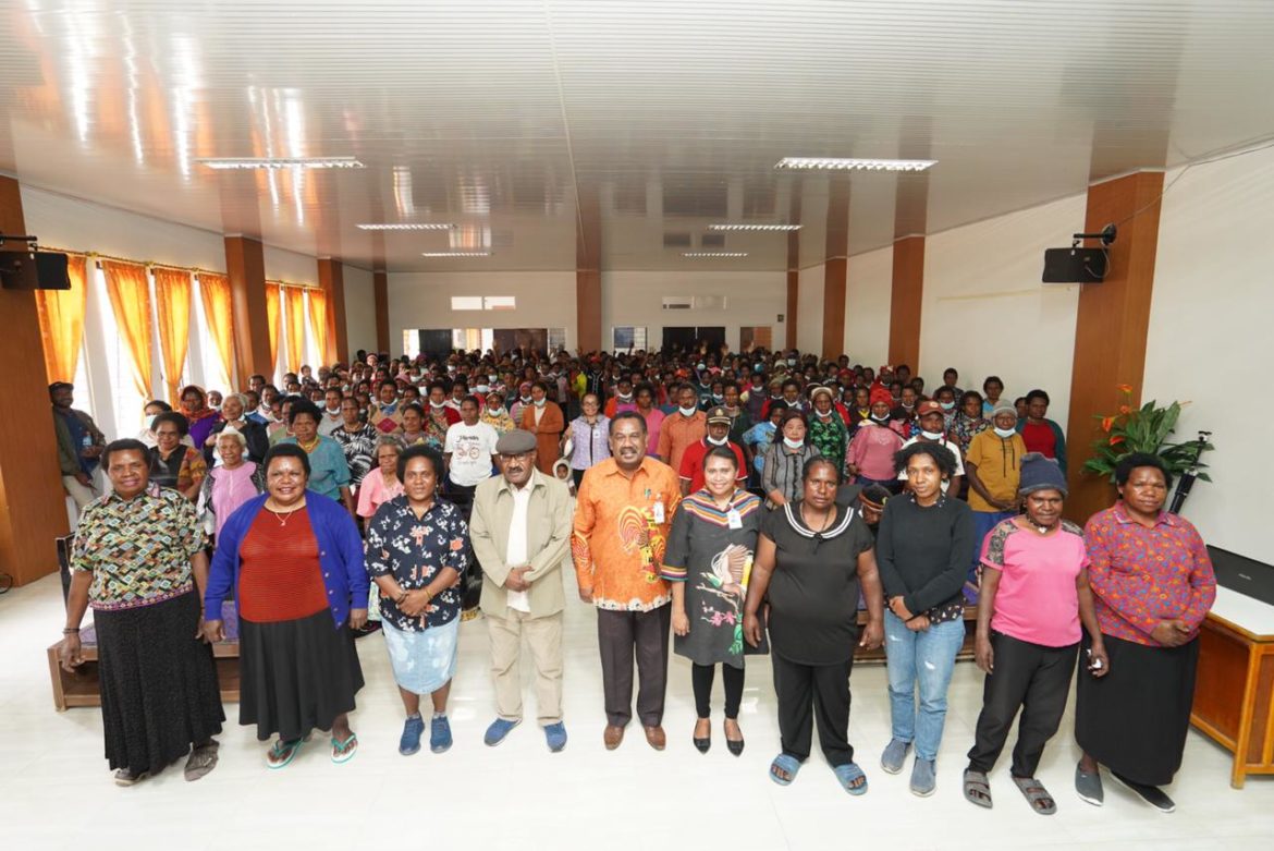 Sekda Wakerkwa Berharap Pelaku Usaha Manfaatkan KUR dari Bank Papua Sekda Wakerkwa Berharap Pelaku Usaha Manfaatkan KUR dari Bank Papua - Cepos Online