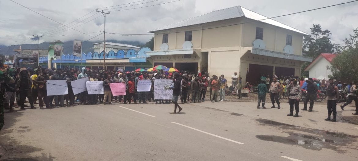 Aksi Demo Tolak Dialog Komnas HAM RI, Massa Berkumpul di Aksi Demo Tolak Dialog Komnas HAM RI, Massa Berkumpul di Tiga Titik - Cepos Online