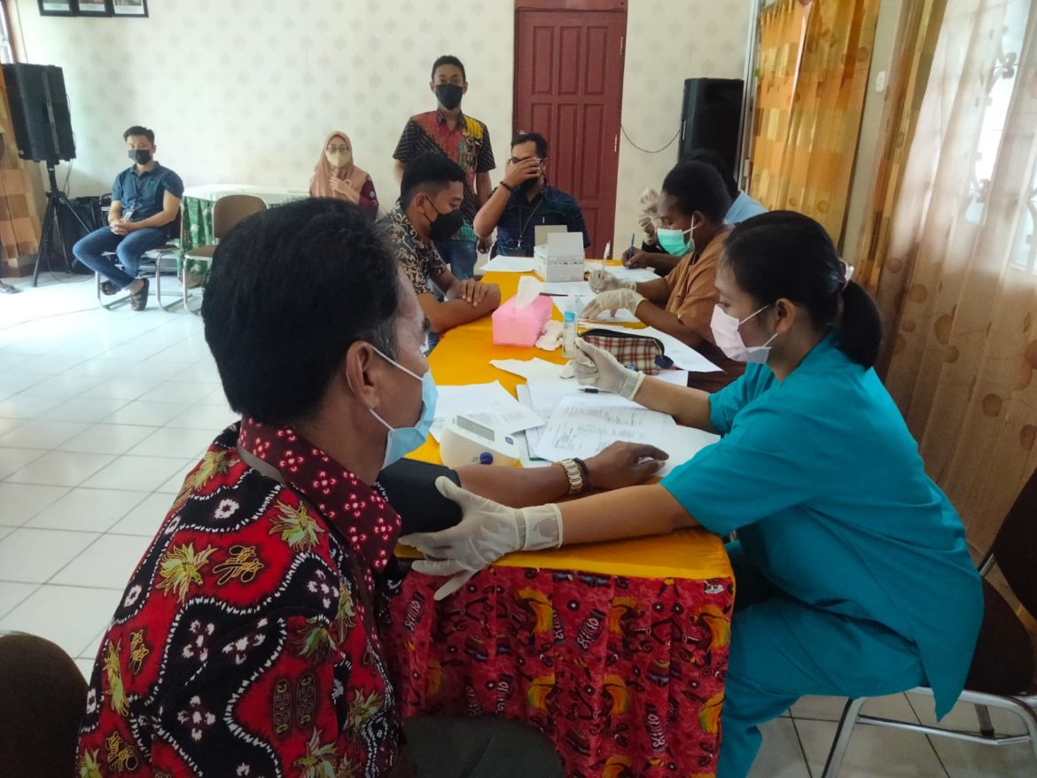 Dukung Program Pemerintah, Kejari Merauke Gelar Vaksin Booster  – Papuanesia.id Dukung Program Pemerintah, Kejari Merauke Gelar Vaksin Booster  - Cepos Online