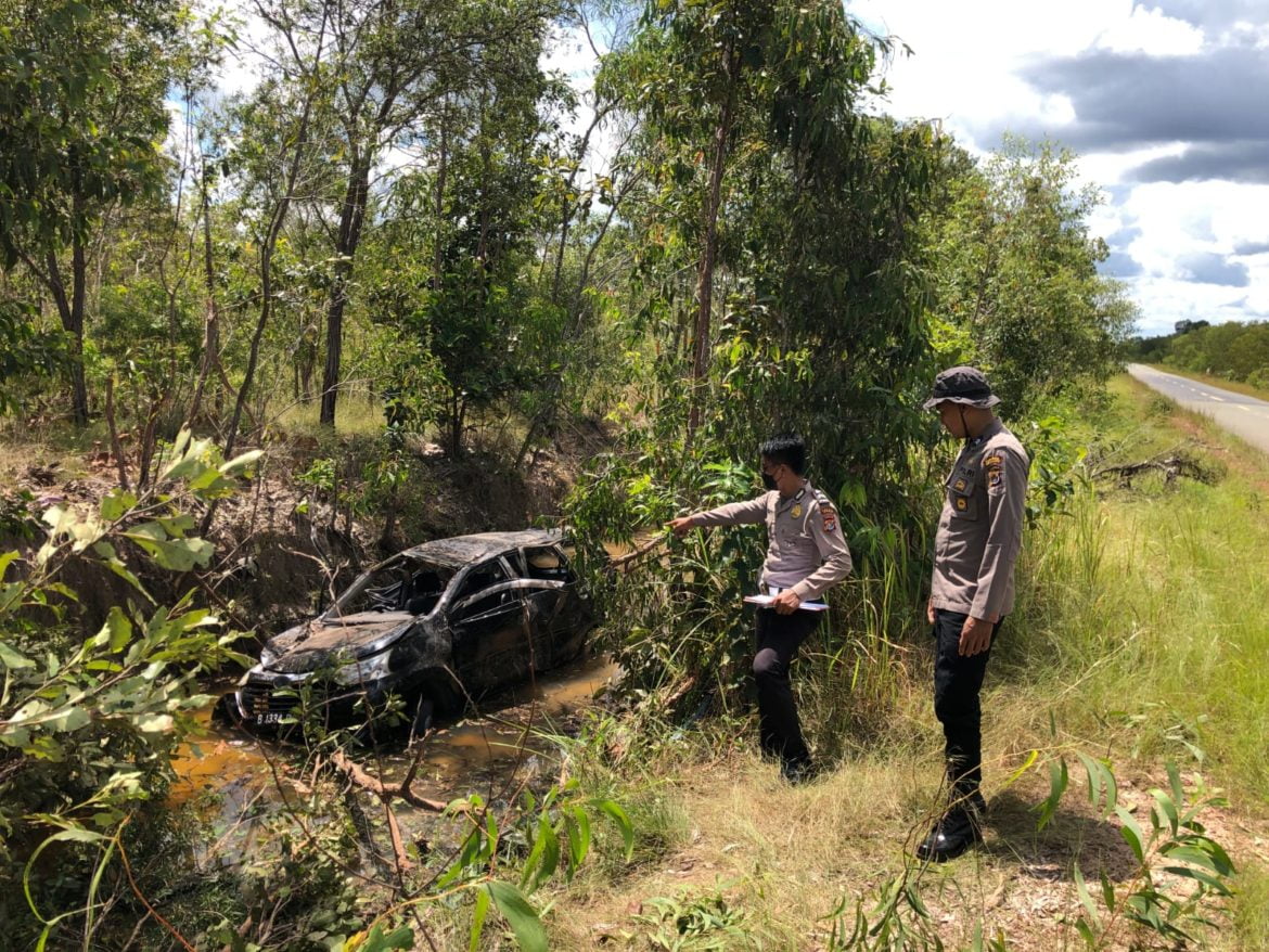 Xenia Masuk Parit, 8 Luka-luka – Papuanesia.id Xenia Masuk Parit, 8 Luka-luka - Cepos Online