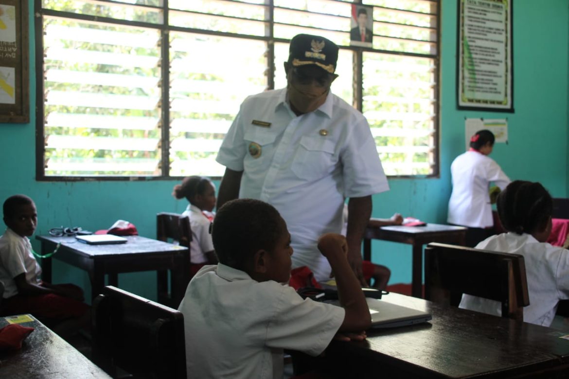 Bupati Gusbager Pantau US di SD YPPK Wembi - Cepos Online