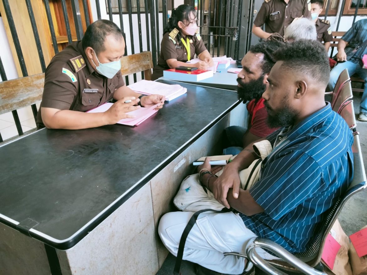 Keroyok Polisi, Lima Tersangka Terancam 5 Tahun – Papuanesia.id Keroyok Polisi, Lima Tersangka Terancam 5 Tahun - Cepos Online