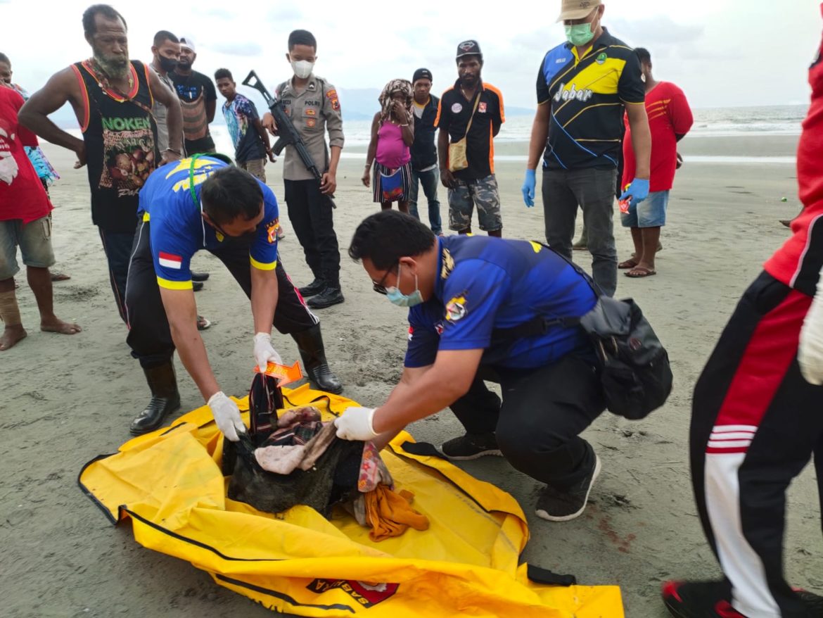 Mayat Bayi Tengkurap Gegerkan Pengunjung Pantai Holtekam – Papuanesia.id Mayat Bayi Tengkurap Gegerkan Pengunjung Pantai Holtekam - Cepos Online