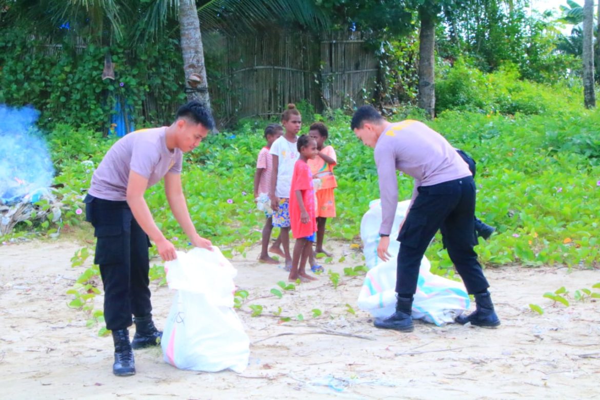 Polisi Bersama Warga Payum Bersih-bersih Pantai – Papuanesia.id Polisi Bersama Warga Payum Bersih-bersih Pantai - Cepos Online