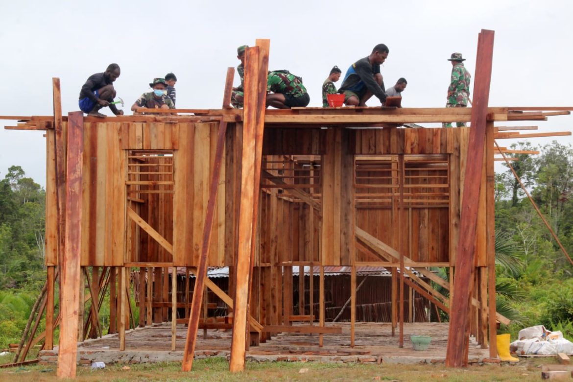 Rangka Bangunan TMMD di Kampung Vier Mulai Berdiri - Cepos Online