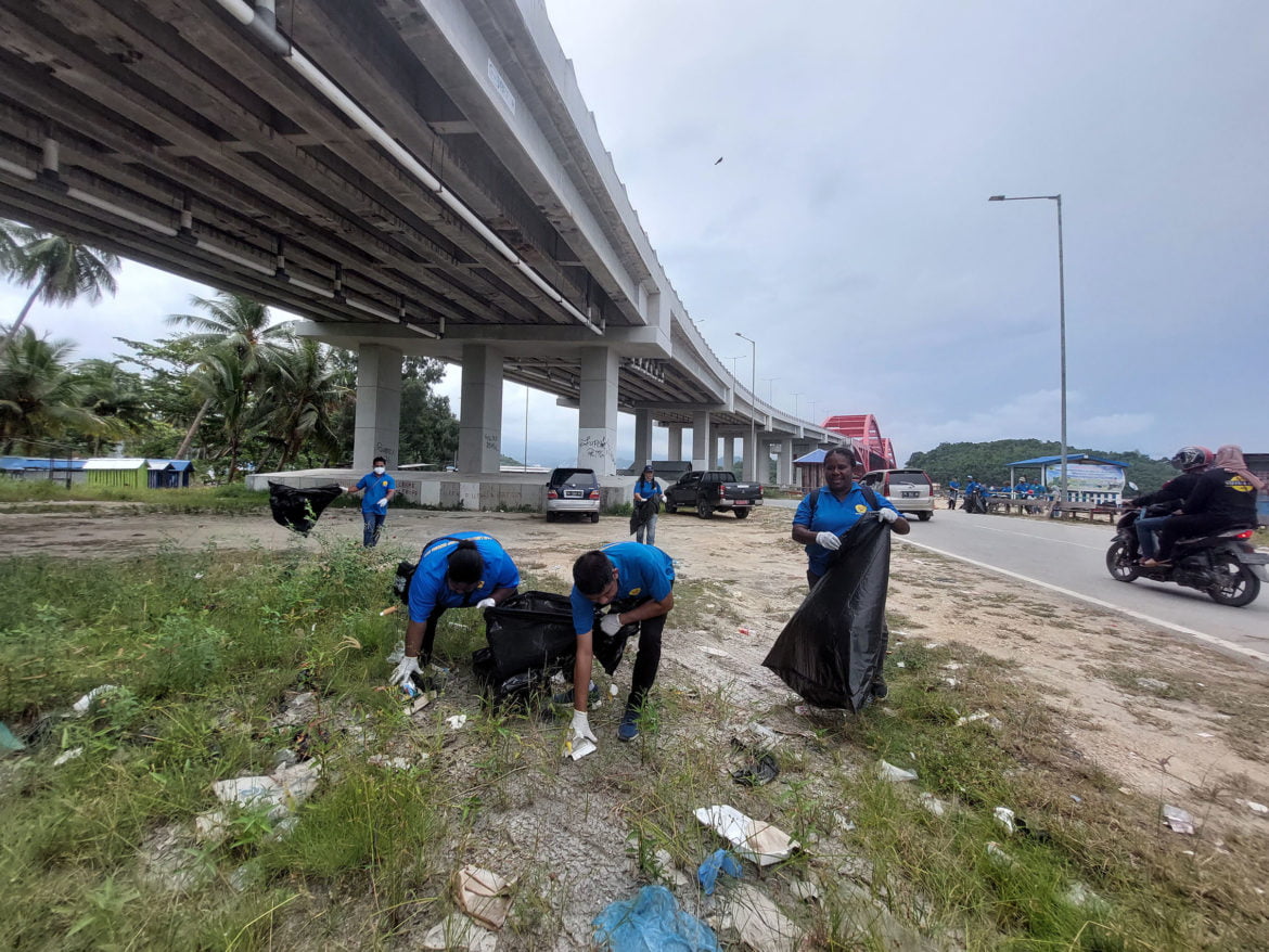 Prodi Magister PSAL Uncen Gelar Gerebek Sampah - Cepos Online