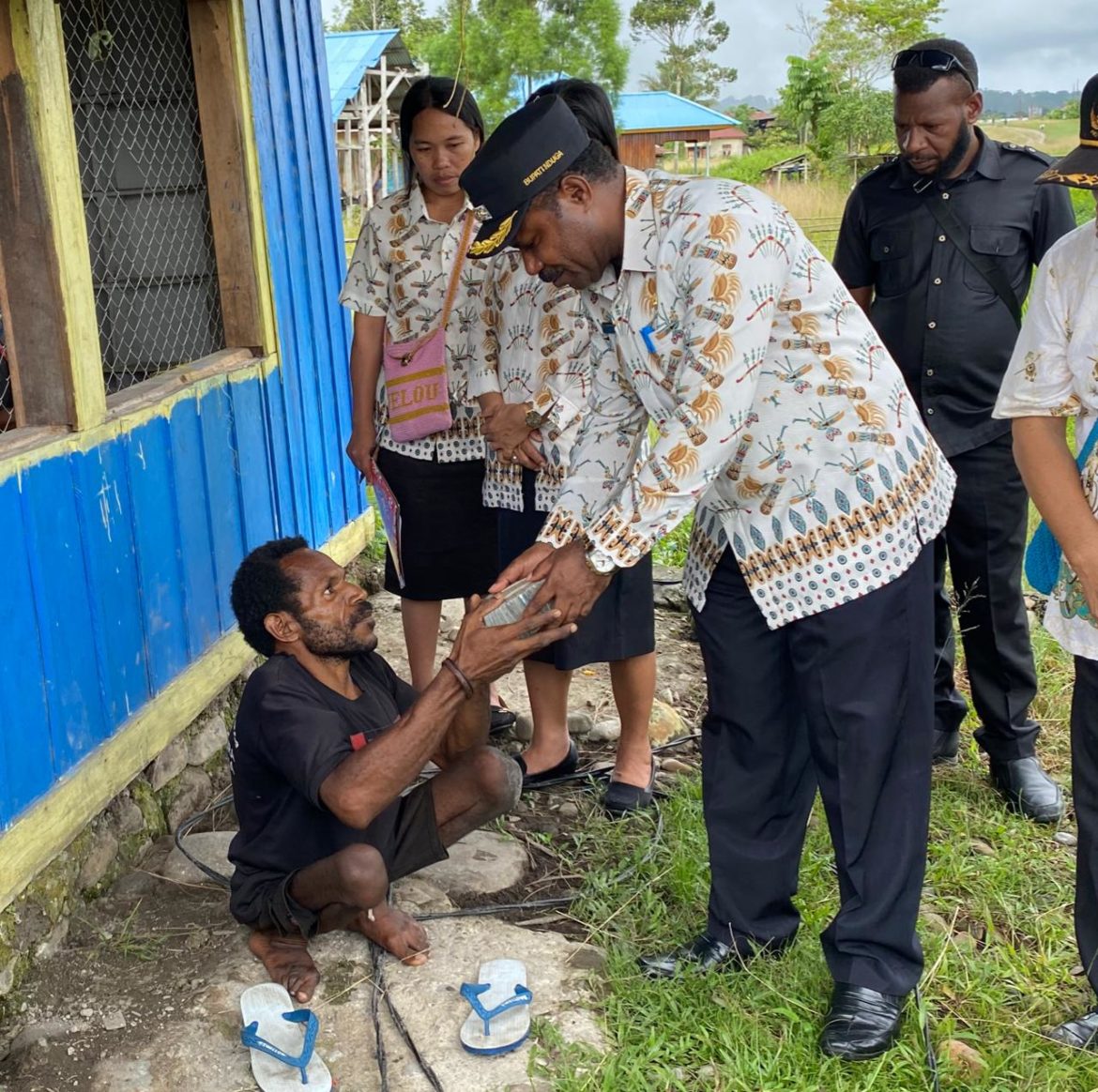 Empati Pada Pelaku Usaha Kecil, Bupati Namia Bantu Modal – Empati Pada Pelaku Usaha Kecil, Bupati Namia Bantu Modal - Cepos Online