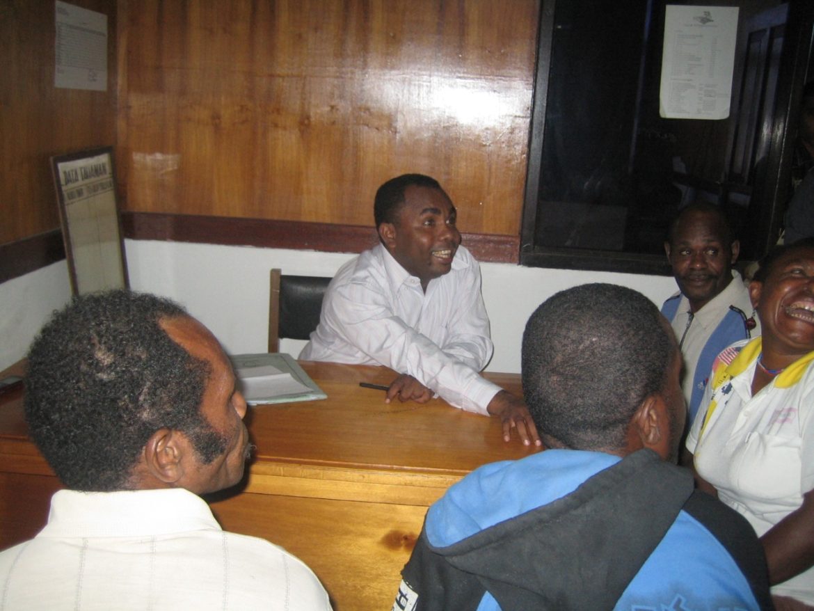 Gustaf Rudolf Kawer,  Pengacara Pembela Kasus-Kasus HAM di Papua – Gustaf Rudolf Kawer,  Pengacara Pembela Kasus-Kasus HAM di Papua - Cepos Online