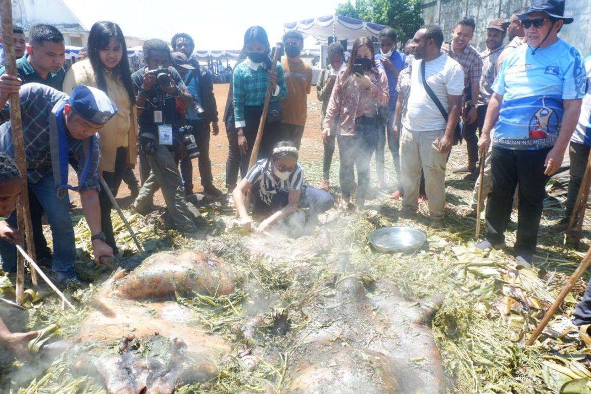 Perkenalkan Budaya Bakar Batu Hingga Makan Bersama Warga – Papuanesia.id Perkenalkan Budaya Bakar Batu Hingga Makan Bersama Warga - Cepos Online