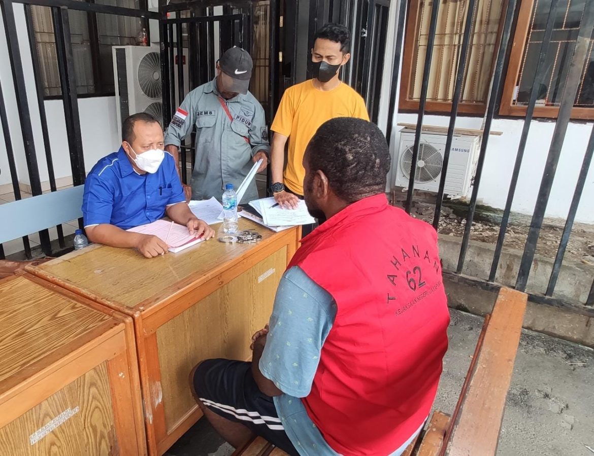 Polsek Abepura Serahkan 4 Tersangka ke Kejaksaan Negeri Jayapura – Polsek Abepura Serahkan 4 Tersangka ke Kejaksaan Negeri Jayapura - Cepos Online