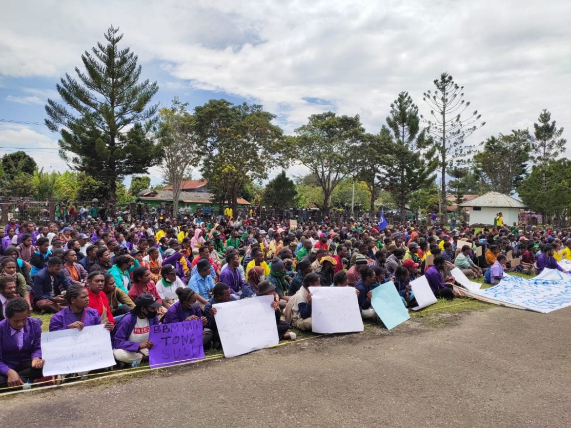 12 Kampus dan 21 OKP Datangi DPRD Jayawijaya Suarakan Kenaikan 12 Kampus dan 21 OKP Datangi DPRD Jayawijaya Suarakan Kenaikan BBM - Cepos Online