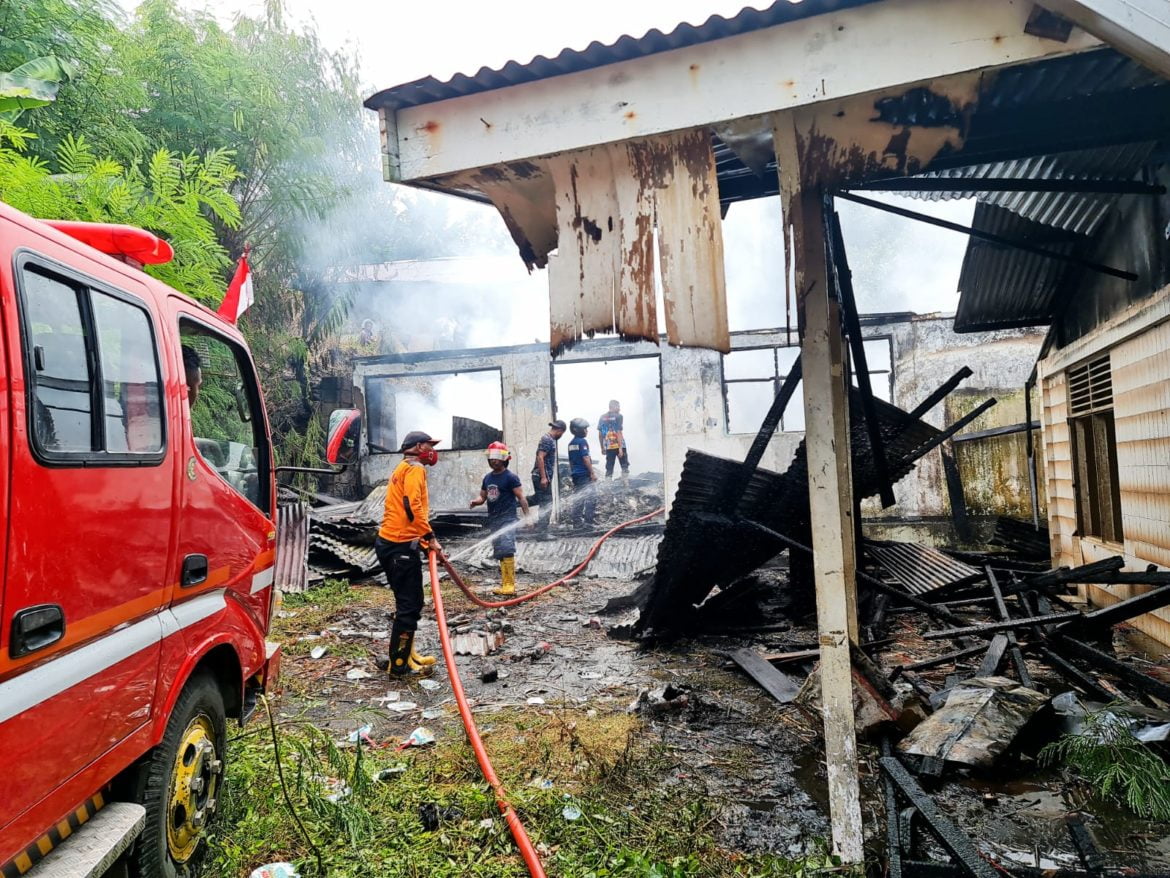 Aneh, di Dok IX Rumah Kosong Tanpa Jaringan Listrik Terbakar Aneh, di Dok IX Rumah Kosong Tanpa Jaringan Listrik Terbakar - Cepos Online