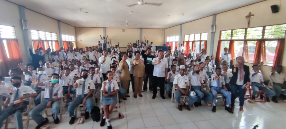 Di SMAN 2 Jayapura, Ditresnarkoba Polda Papua Sampaikan Pesan Asik Di SMAN 2 Jayapura, Ditresnarkoba Polda Papua Sampaikan Pesan Asik Tanpa Narkoba - Cepos Online