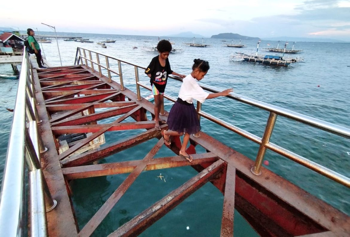 Jembatan Kampung Nelayan Rusak – Papuanesia.id Jembatan Kampung Nelayan Rusak - Cepos Online
