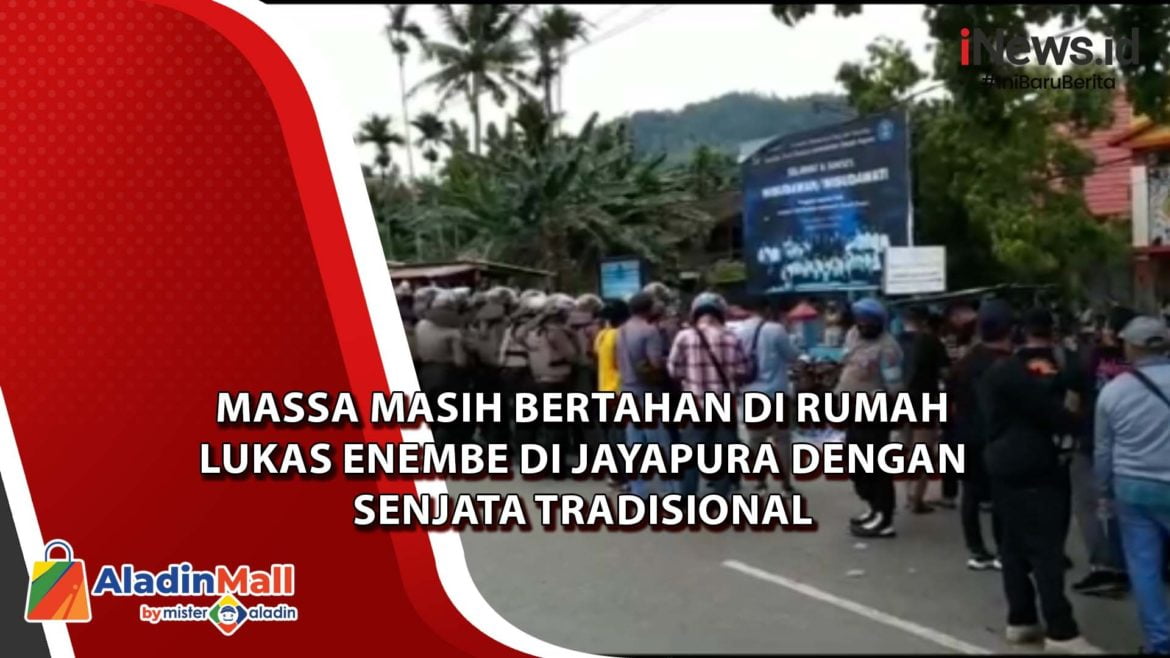 Massa Masih Bertahan di Rumah Lukas Enembe di Jayapura dengan Massa Masih Bertahan di Rumah Lukas Enembe di Jayapura dengan Senjata Tradisional