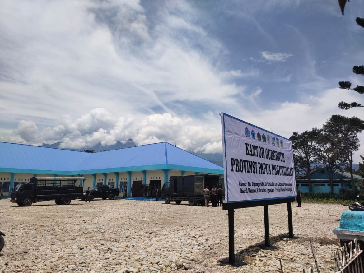 Plang Nama Kantor Gubernur Papua Pegunugan Dirusak – Papuanesia.id Plang Nama Kantor Gubernur Papua Pegunugan Dirusak - Cepos Online