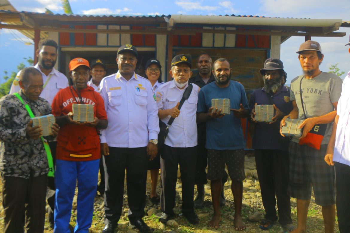 Pemkab Nduga Kembali Salurkan Bantuan Modal Bagi Pengusaha Asli Nduga - Cepos Online