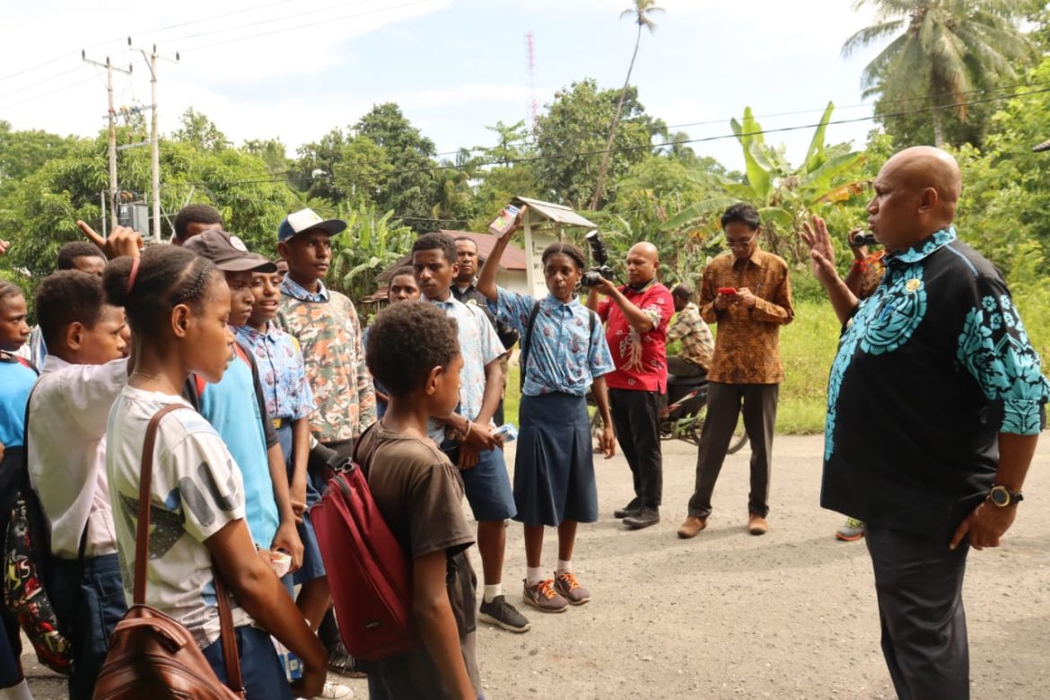 Pj Bupati Sarmi Minta Anak-anak Tetap Semangat Belajar – Papuanesia.id Pj Bupati Sarmi Minta Anak-anak Tetap Semangat Belajar - Cepos Online