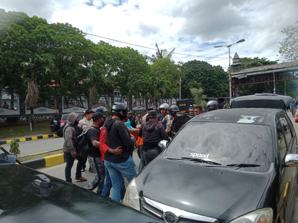 Demo Aksi Penolakan KTT G-20, Berakhir Ricuh – Papuanesia.id Demo Aksi Penolakan KTT G-20, Berakhir Ricuh - Cepos Online