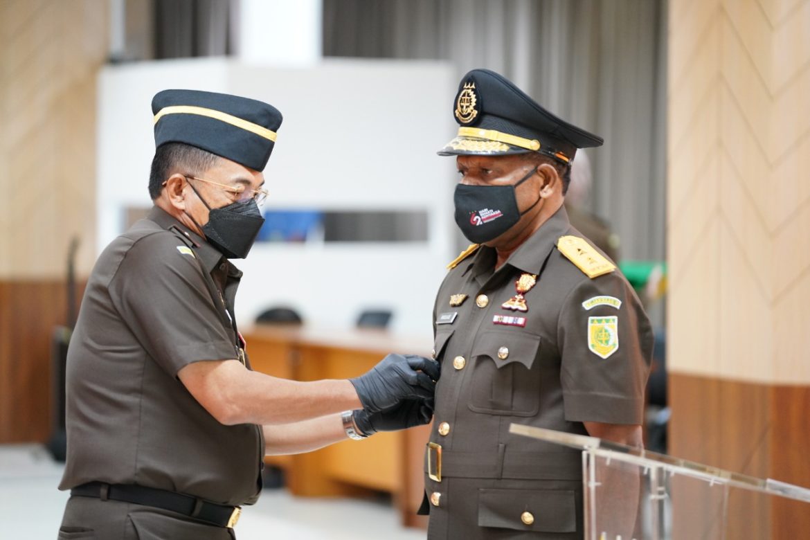 Nikolaus Kondomo Putra Papua Pertama Duduki Esolon I di Kejaksaan Nikolaus Kondomo Putra Papua Pertama Duduki Esolon I di Kejaksaan RI - Cepos Online