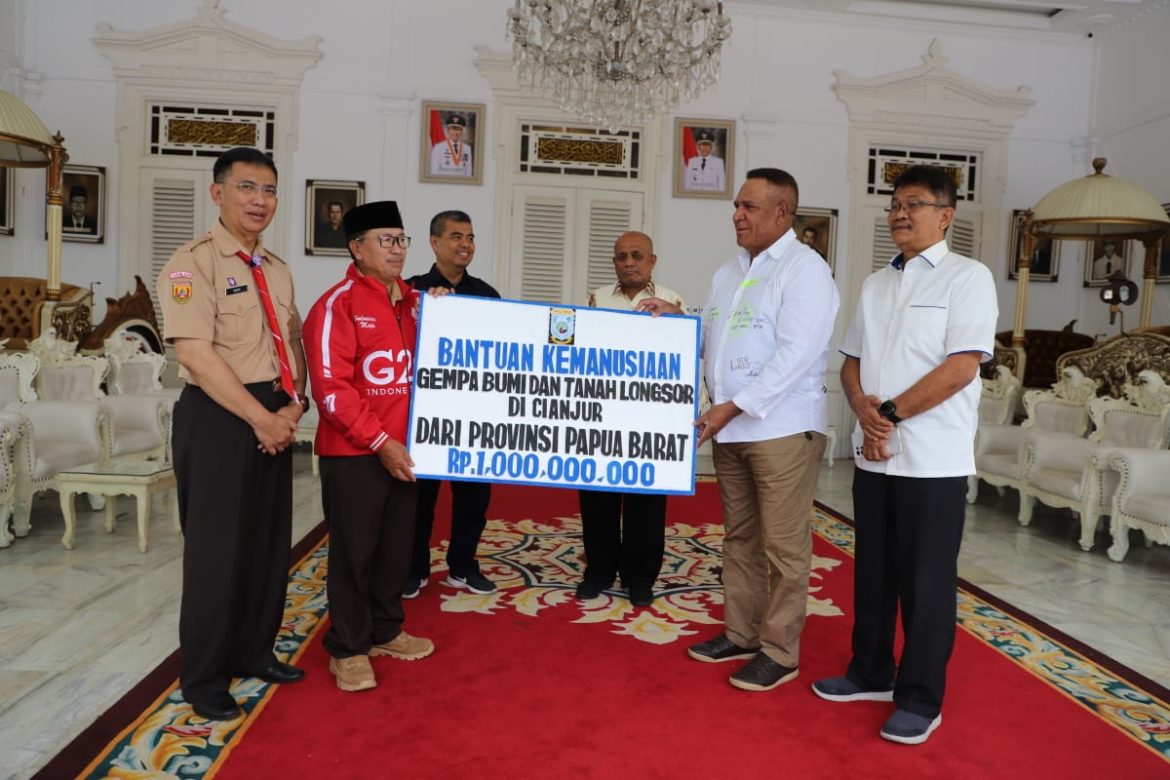 Gubernur PW Serahkan Rp 1 M Bantuan Pada Korban Bencana Cianjur - Cepos Online