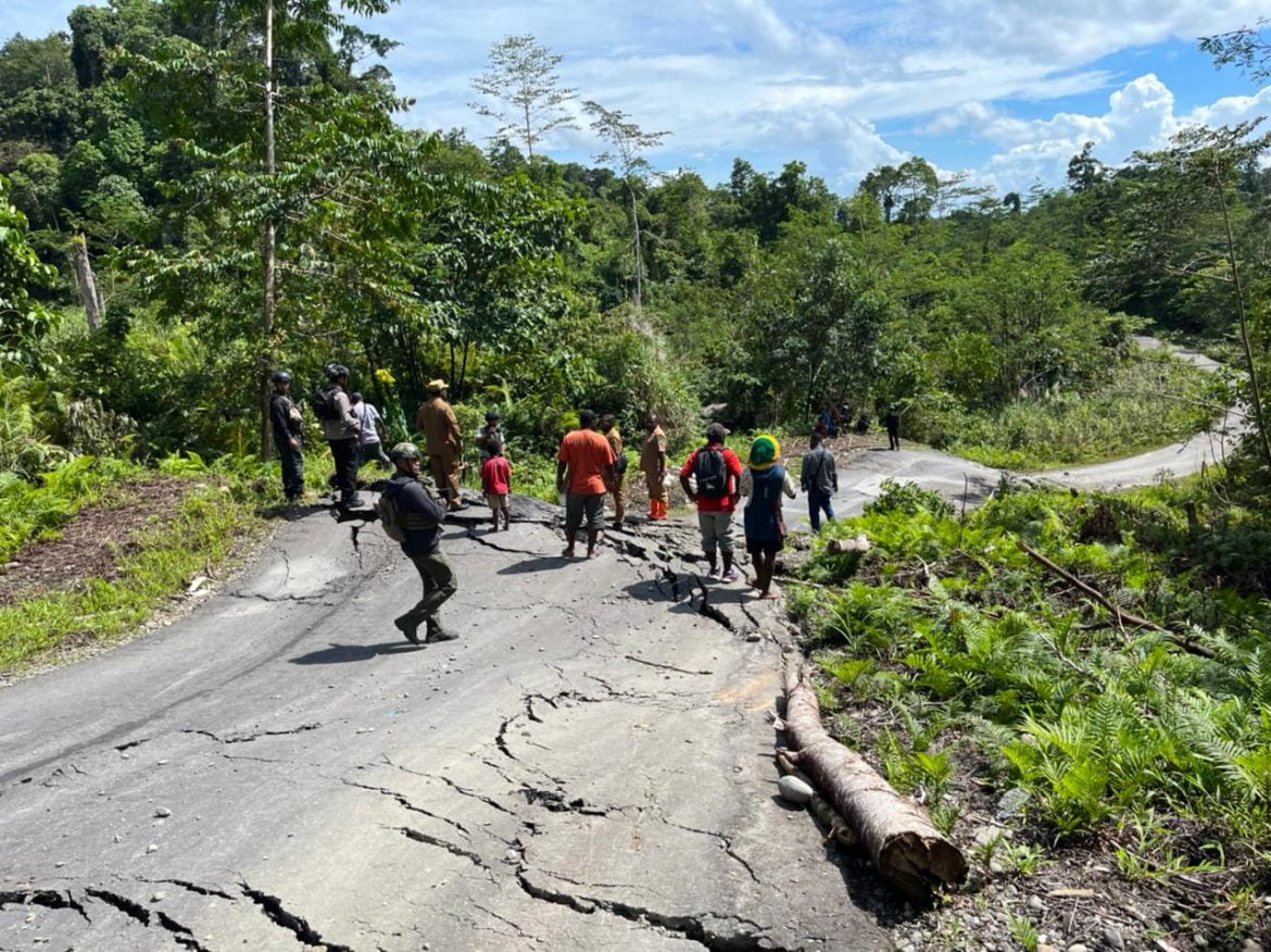 Jalan Trans Papua Mumugu-Kenyam Putus, Pemda Nduga Berupaya Perbaiki – Jalan Trans Papua Mumugu-Kenyam Putus, Pemda Nduga Berupaya Perbaiki - Cepos Online