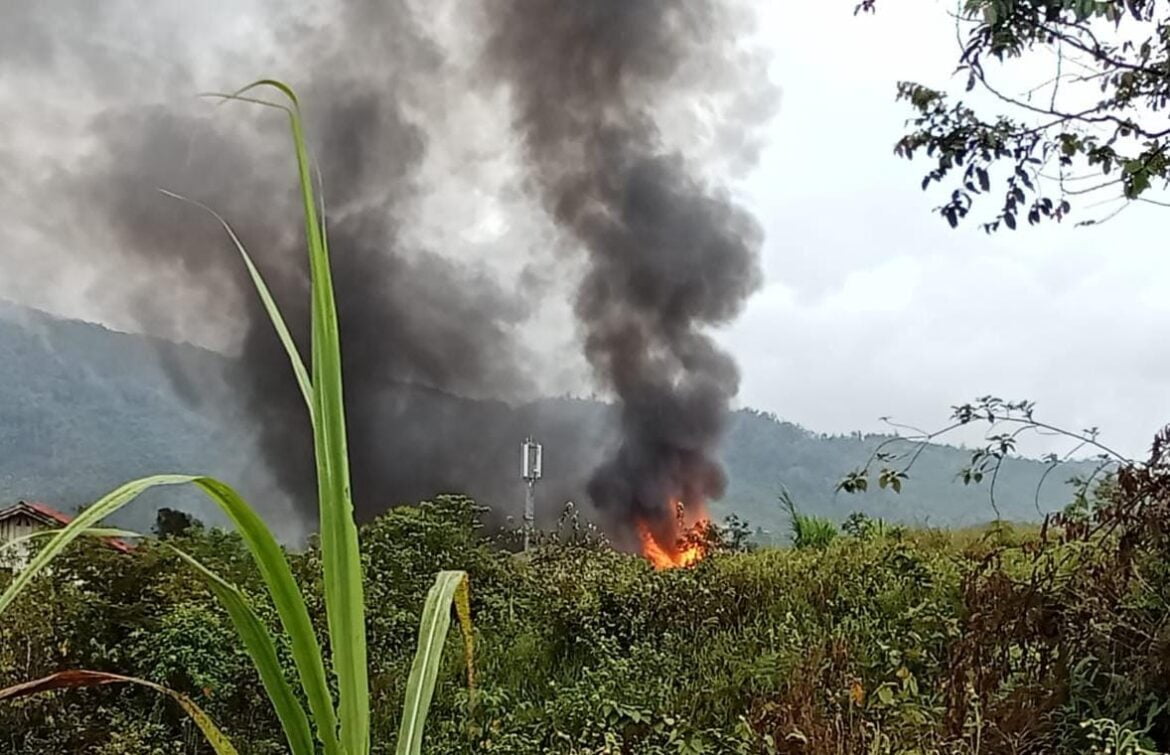 Berulah Lagi, KKB Tembaki Pesawat Sipil dan Bakar Sekolah - Cepos Online