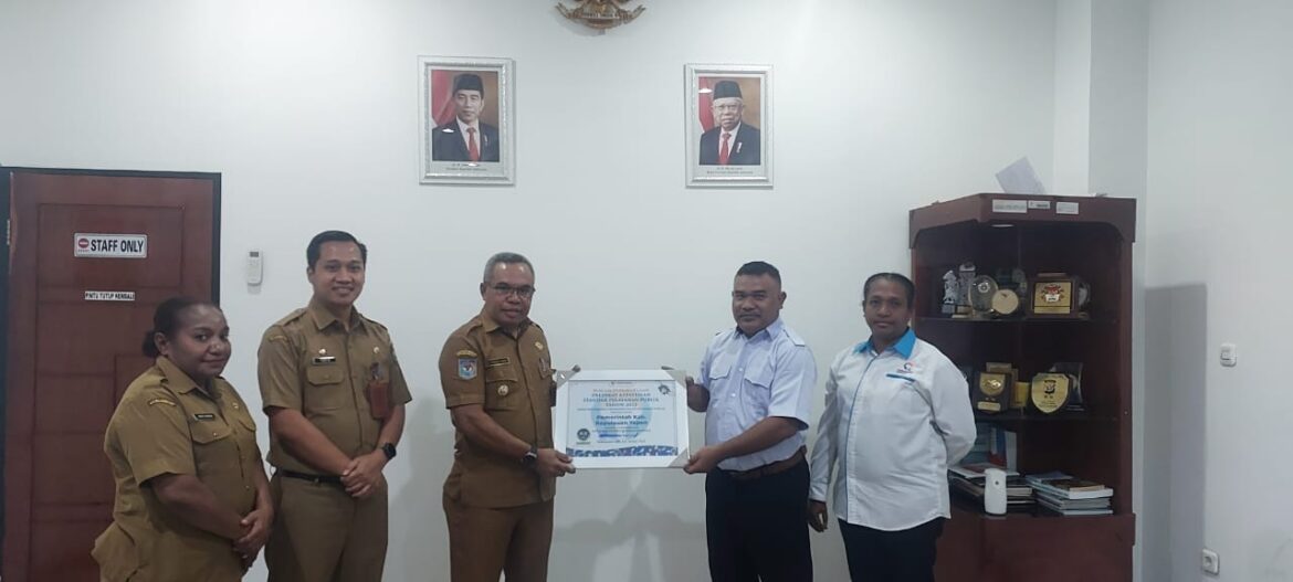 Raih Pelayanan Publik Terbaik di Papua, Pj Bupati Yapen Apresiasi Raih Pelayanan Publik Terbaik di Papua, Pj Bupati Yapen Apresiasi Dinpendukcapil dan PTSP - Cepos Online