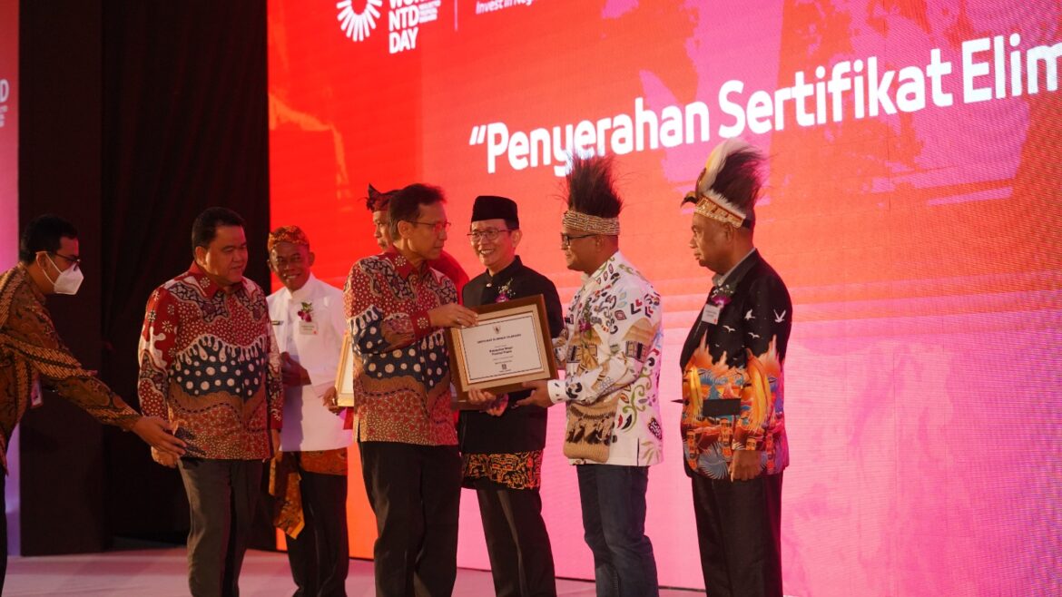 Berhasil Tangani Penyakit Kaki Gajah, Pemda Mappi Terima Penghargaan dari Berhasil Tangani Penyakit Kaki Gajah, Pemda Mappi Terima Penghargaan dari Kemenkes RI - Cepos Online