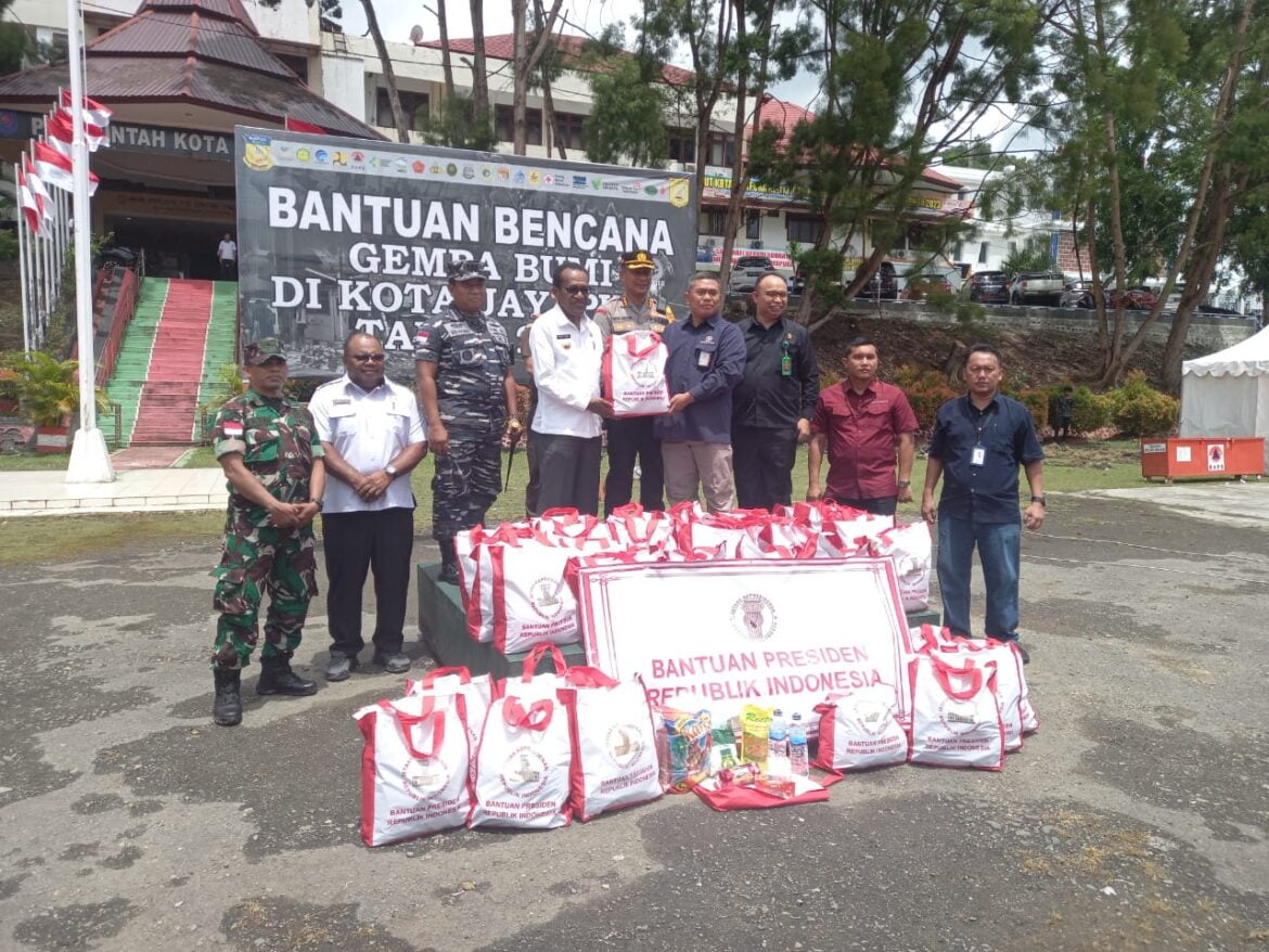 Korban Dampak Gempa Dapat Bantuan 2000 Paket Sembako Dari Presiden Korban Dampak Gempa Dapat Bantuan 2000 Paket Sembako Dari Presiden RI - Cepos Online