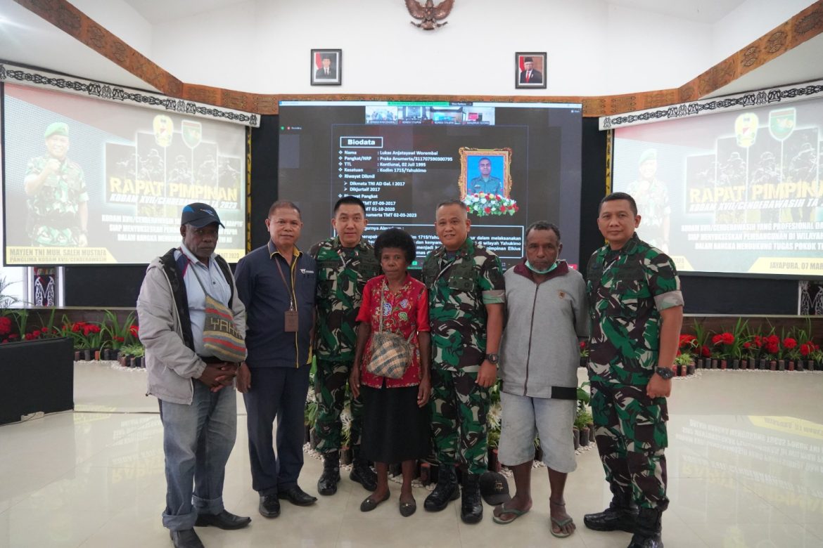 Pangdam Cenderawasih Berikan Santunan Rp 454 Juta Untuk Korban KST Yahukimo - Cepos Online