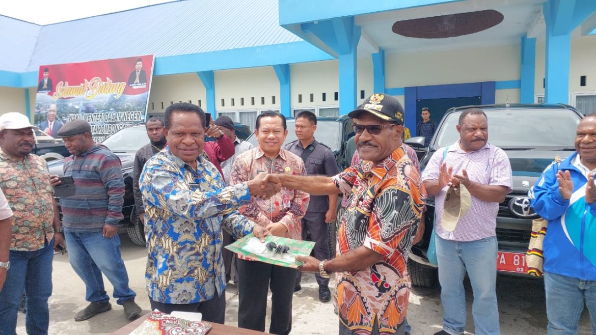 Pemda Lanny Jaya Serahkan Hibah Empat Mobil Pada Pemprov Papua Pemda Lanny Jaya Serahkan Hibah Empat Mobil Pada Pemprov Papua Pegunungan - Cepos Online