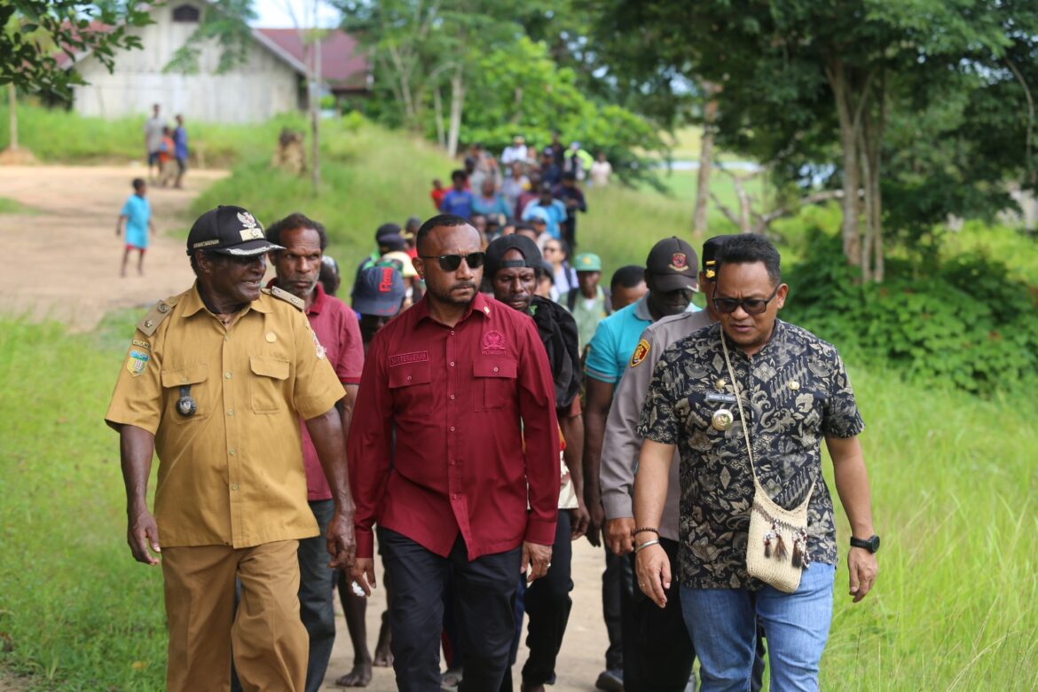 Pj Bupati Mappi Dampingi Anggota DPR RI Yan Mandenas Kunker Pj Bupati Mappi Dampingi Anggota DPR RI Yan Mandenas Kunker ke Mappi - Cepos Online