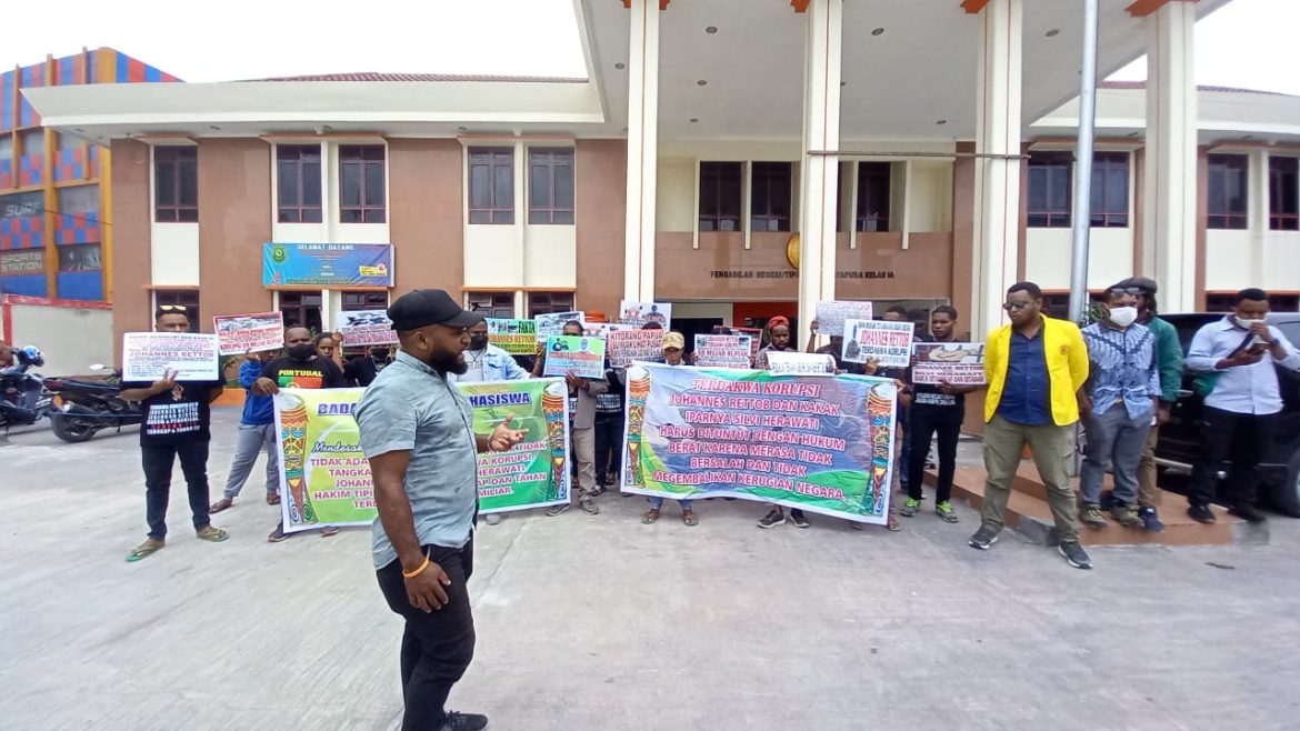 Retop dan Silvia Tidak Ditahan,  BEM Uncen dan AMPAK Menyatakan Retop dan Silvia Tidak Ditahan,  BEM Uncen dan AMPAK Menyatakan Mosi Tidak Percaya - Cepos Online