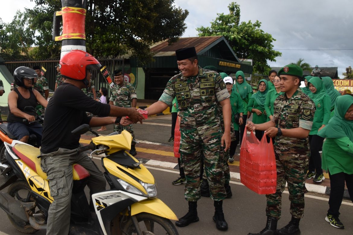 Dandim Bayu Turun Langsung Bagikan Takjil Kepada Masyarakat – Papuanesia.id Dandim Bayu Turun Langsung Bagikan Takjil Kepada Masyarakat - Cepos Online